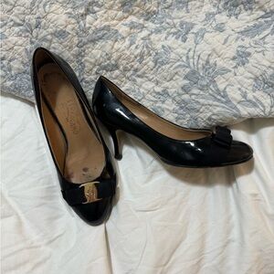 Ferragamo Vara Bow Pump Heel Black Patent Leather Size 8.5